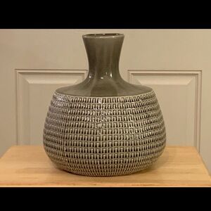 Elegant Woven Pattern Gray Vase